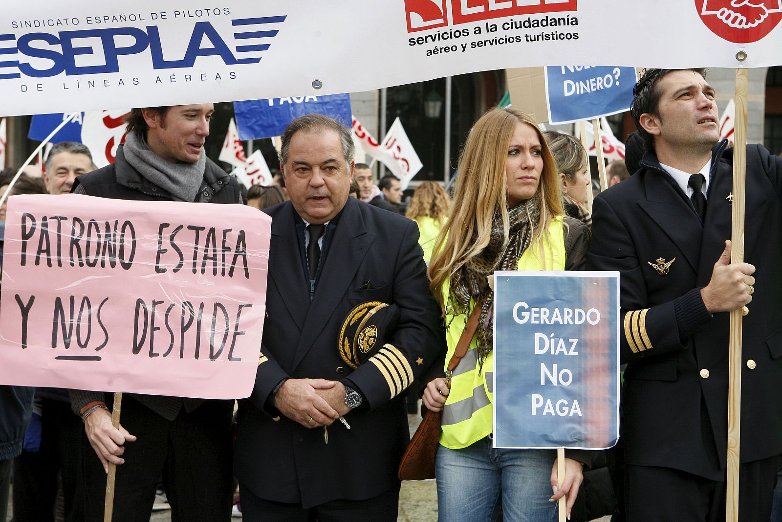 Los trabajadores de Air Comet se han concentrado ante el Ministerio de Fomento