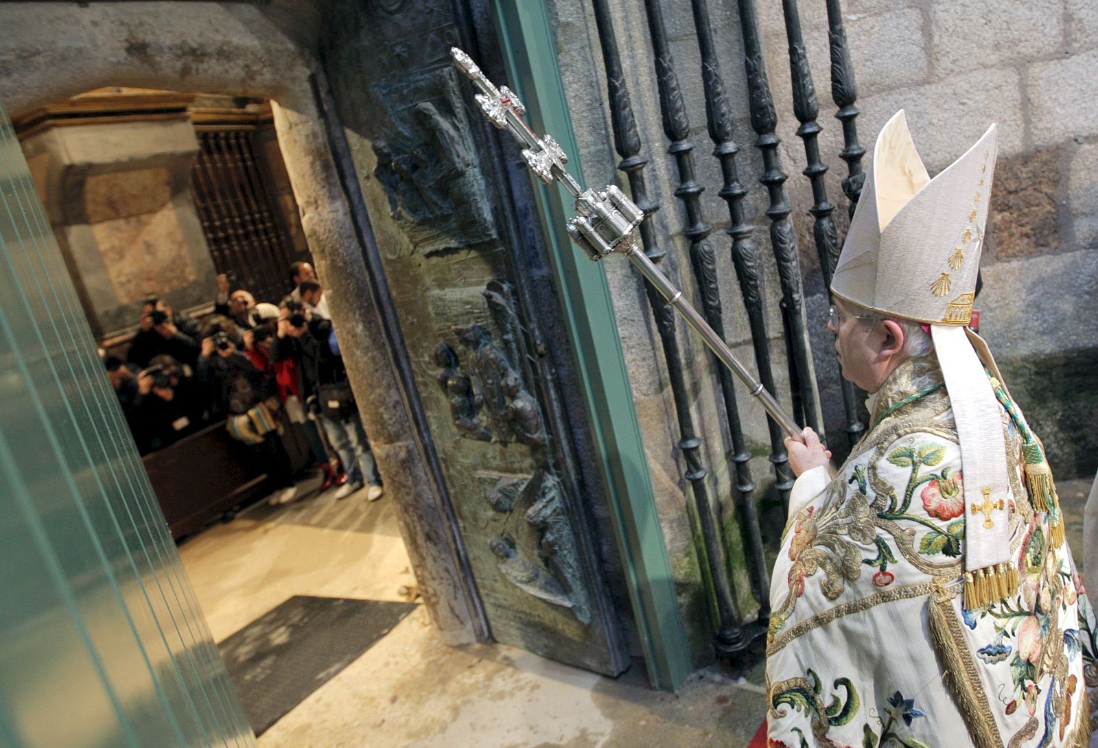 El arzobispo de Santiago Julián Barrio, durante la apertura de la Puerta Santa de la Catedral de Santiago, un acto con el que se da inicio al Año Xacobeo 2010.