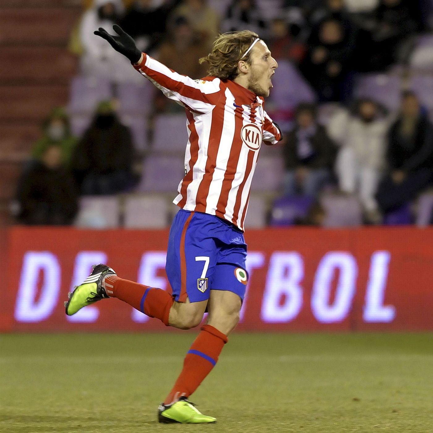 El delantero uruguayo del Atlético de Madrid, Diego Forlán, celebra el segundo gol