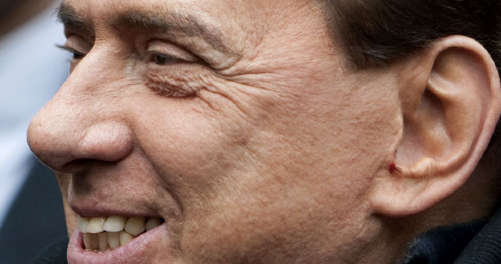 El primer ministro italiano, Silvio Berlusoni, sonríe a su residencia privada en Roma