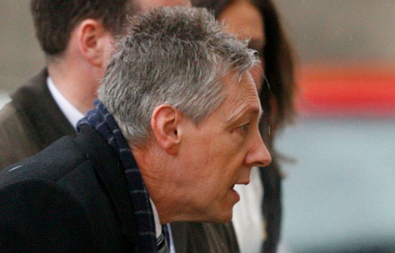 El primer ministro del Ulster se va seis semanas para salvar el Gobierno de unidad