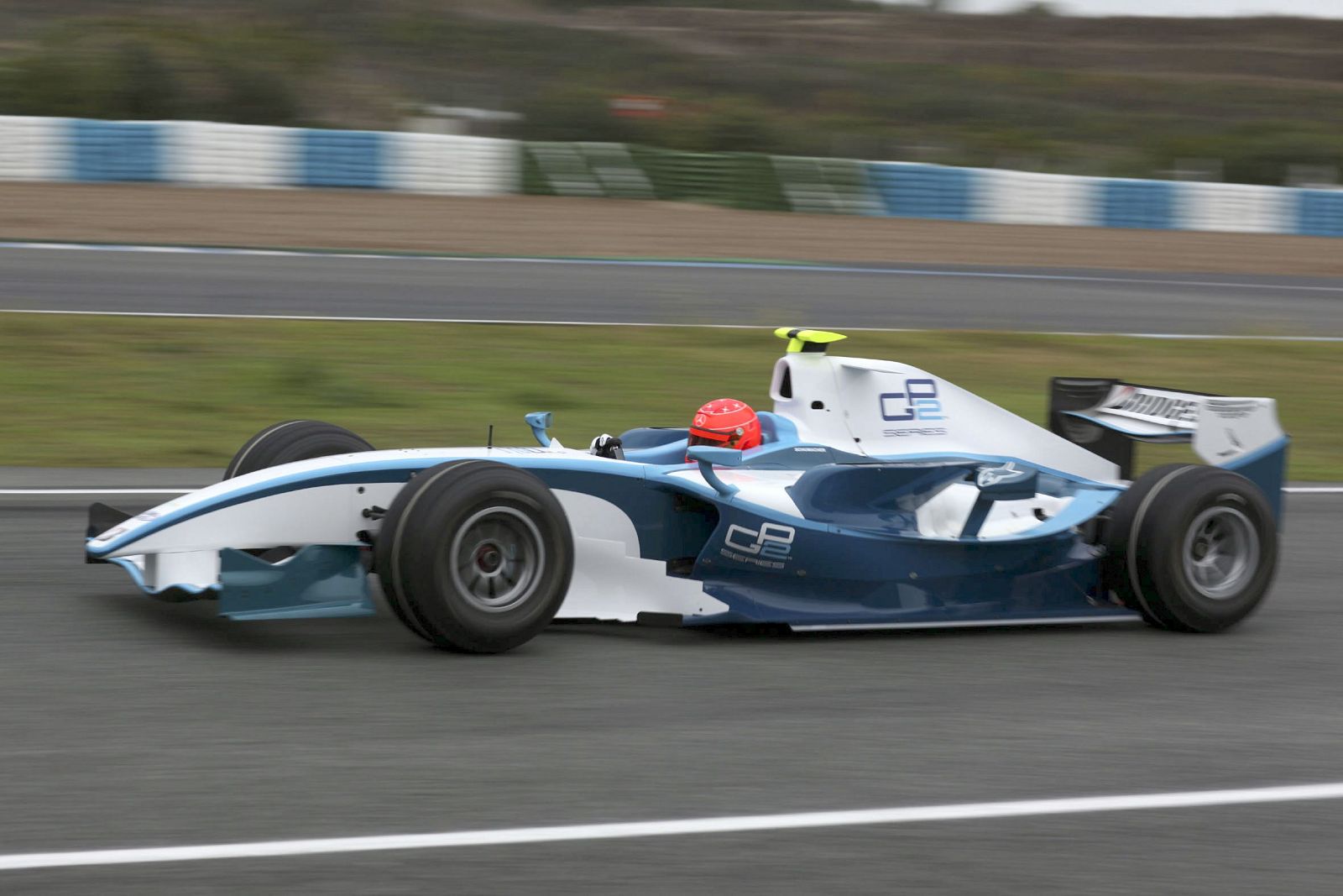 Michael Schumacher a bordo de un monoplaza durante los entrenamientos de GP2 en el Circuito de Jerez.