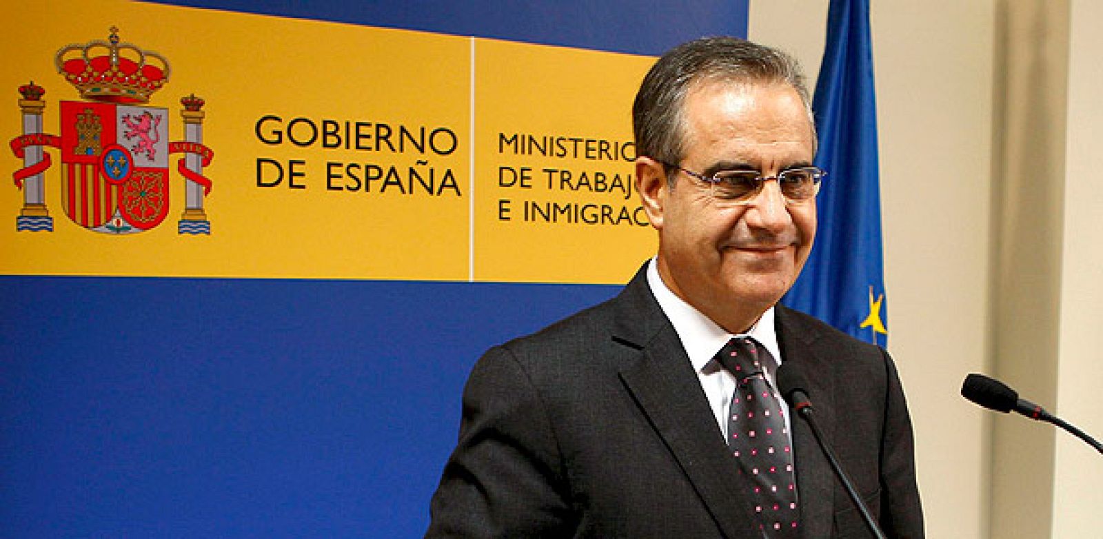 El ministro de Trabajo e Inmigración, Celestino Corbacho, llega a la rueda de prensa en la que hizo balance de las actuaciones llevadas a cabo contra la economía irregular en 2009.