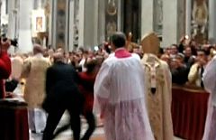 El Papa Benedicto XVI se reune con la mujer que le tiró al suelo en la Misa del Gallo