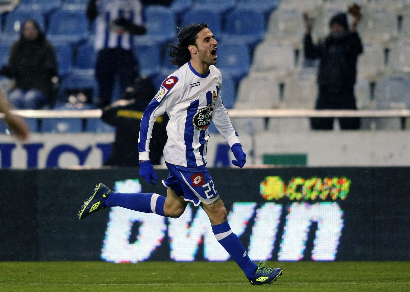 Juan Rodríguez celebra el gol al Valencia