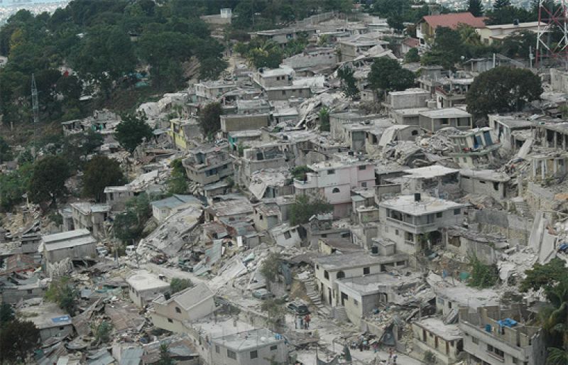 Haití pasa su segunda noche mientras se acumulan los cadáveres de la tragedia