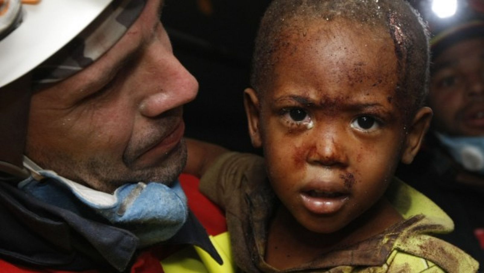 Un español rescata a un niño de dos años