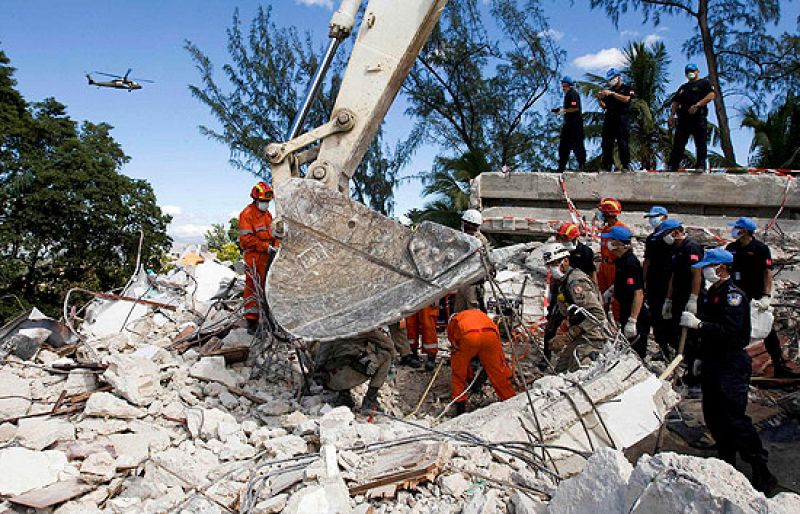 La esperanza de encontrar supervivientes se mantiene tras rastrearse el 60% de las zonas