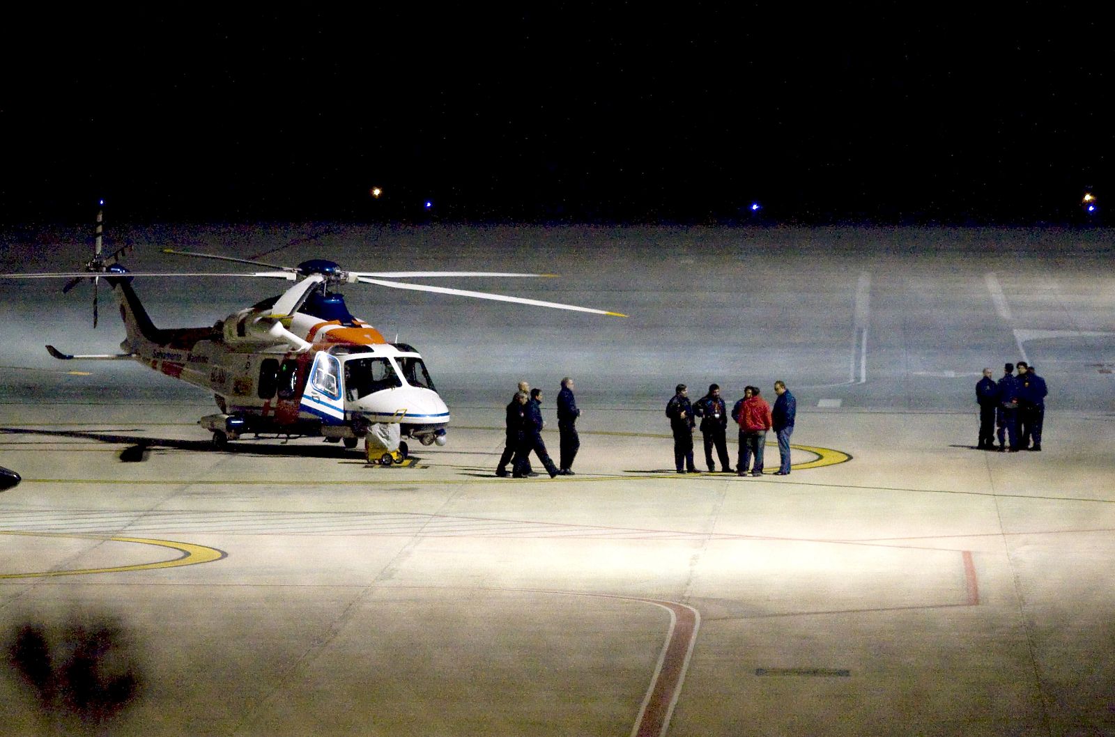 TRES PERSONAS DESAPARECEN AL CAER AL MAR EL HELICÓPTERO EN QUE VIAJABAN