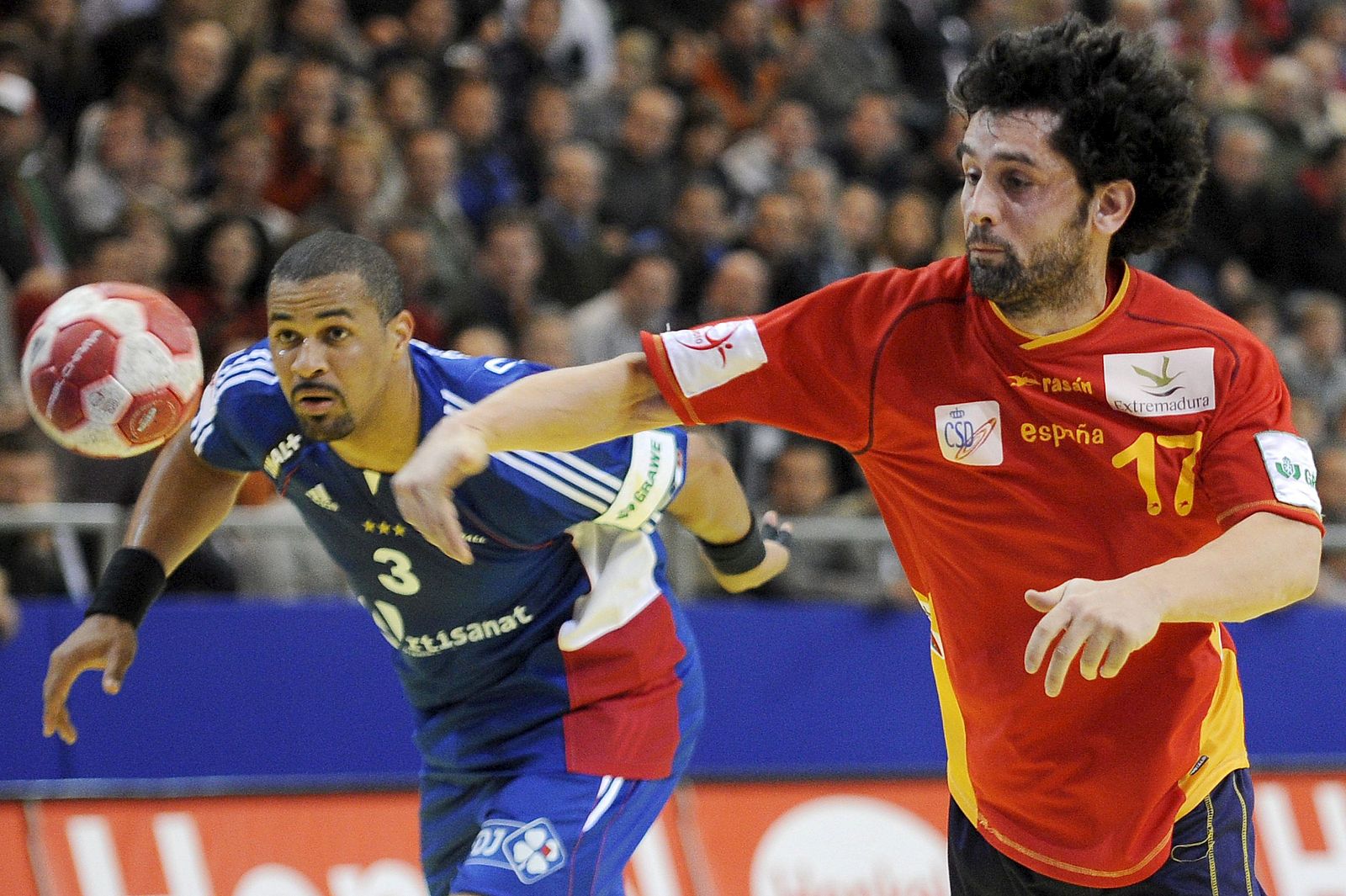 El extremo izquierdo español, Juanín García, durante el partido contra Francia.
