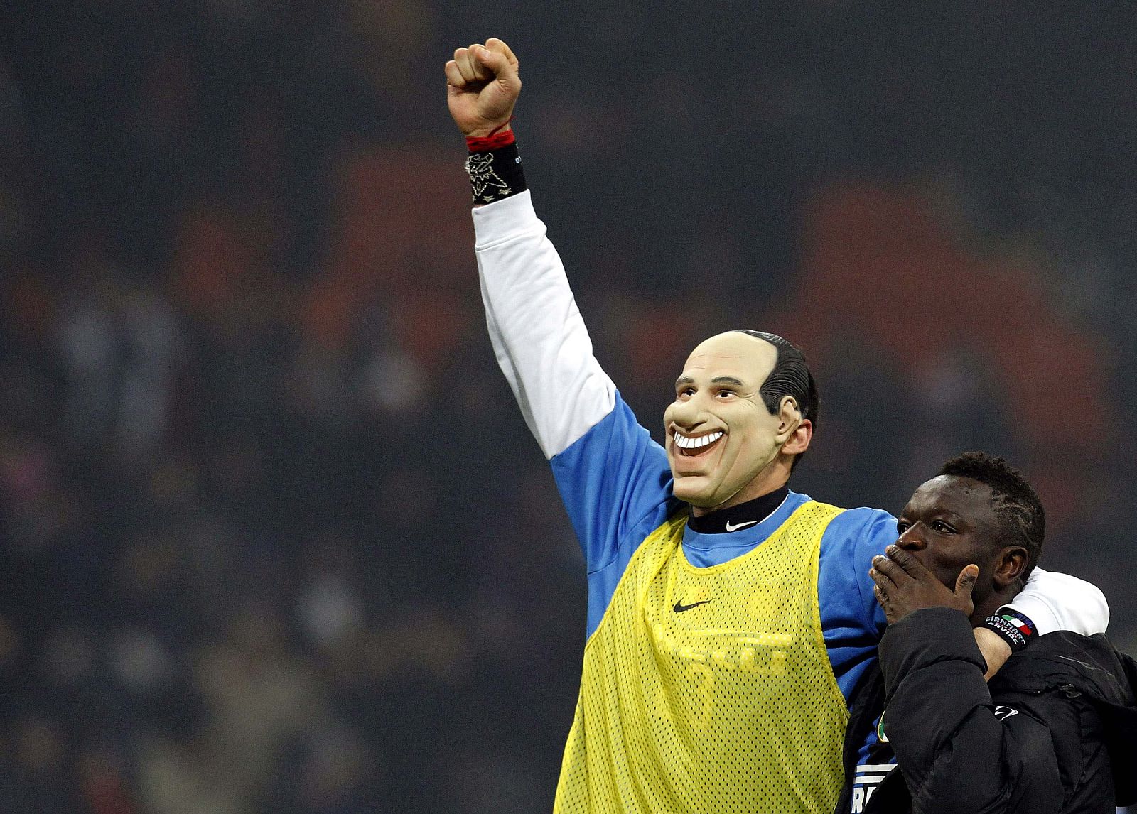 Materazzi celebra la victoria con una careta de Berlusconi