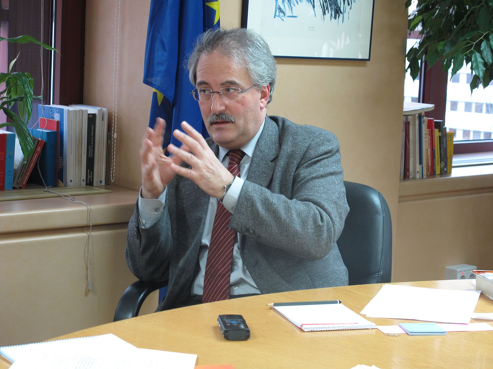 Francisco Fonseca, director de la Representación de la Comisión Europea en Madrid durante la entrevista mantenida con RTVE.es