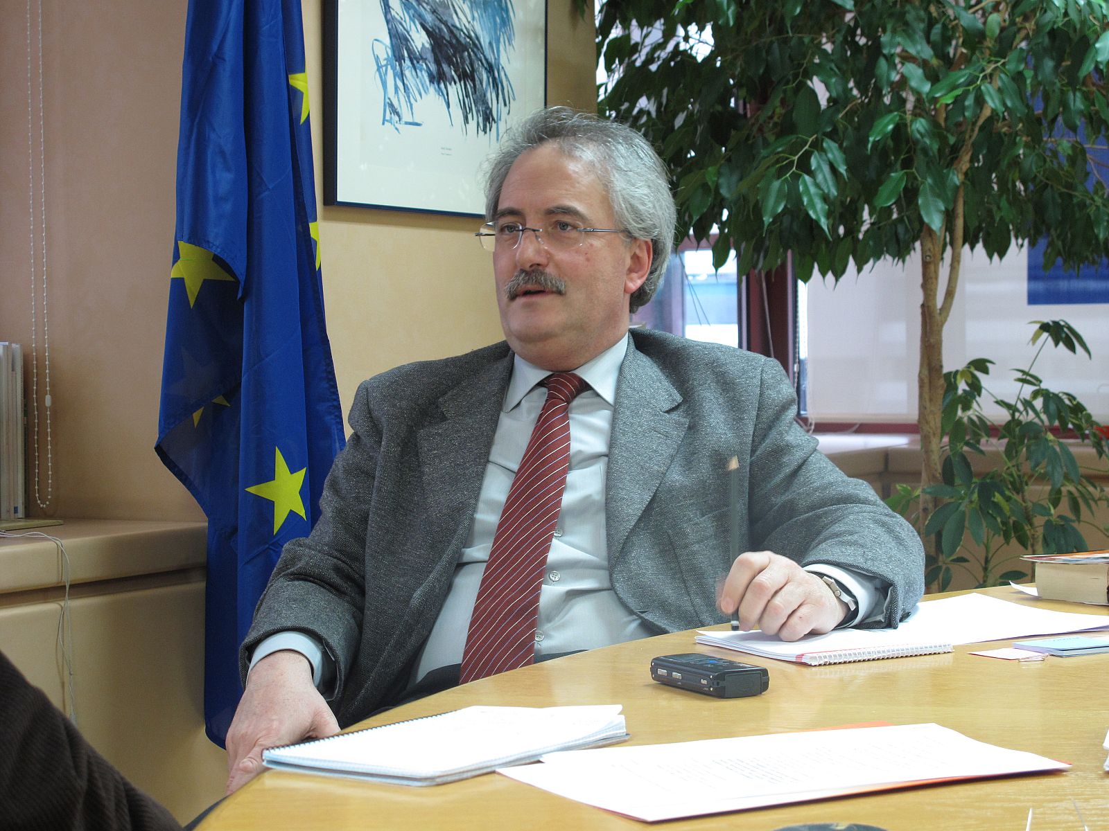 Frrancisco Fonseca, director de la Representación de la Comisión Europea en España entrevistado por RTVE.es