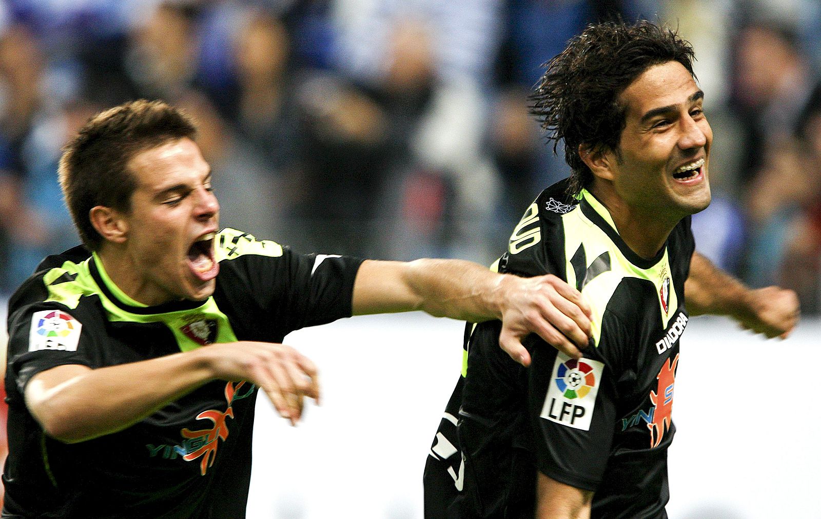 El centrocampista iraní del Osasuna, Masoud Shojaei, celebra un gol junto al defensa español del mismo equipo, César Azpilicueta.