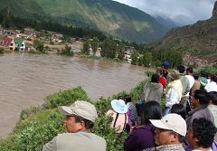 Perú intenta rescatar a más de 2.000 turistas atrapados en Machu Picchu