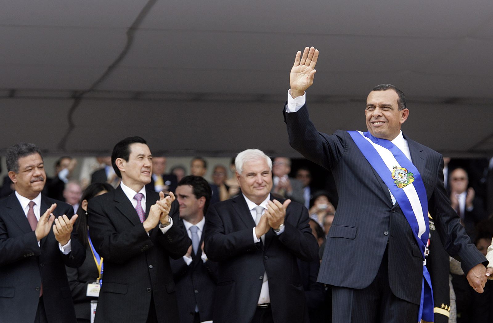 Honduras' President Porfirio Lobo waves after receiving the presidential sash during his inauguration ceremony at the Tiburcio Carias Andino National Stadium in Tegucigalpa