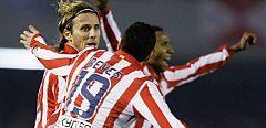 Forlán sella el pase del Atlético