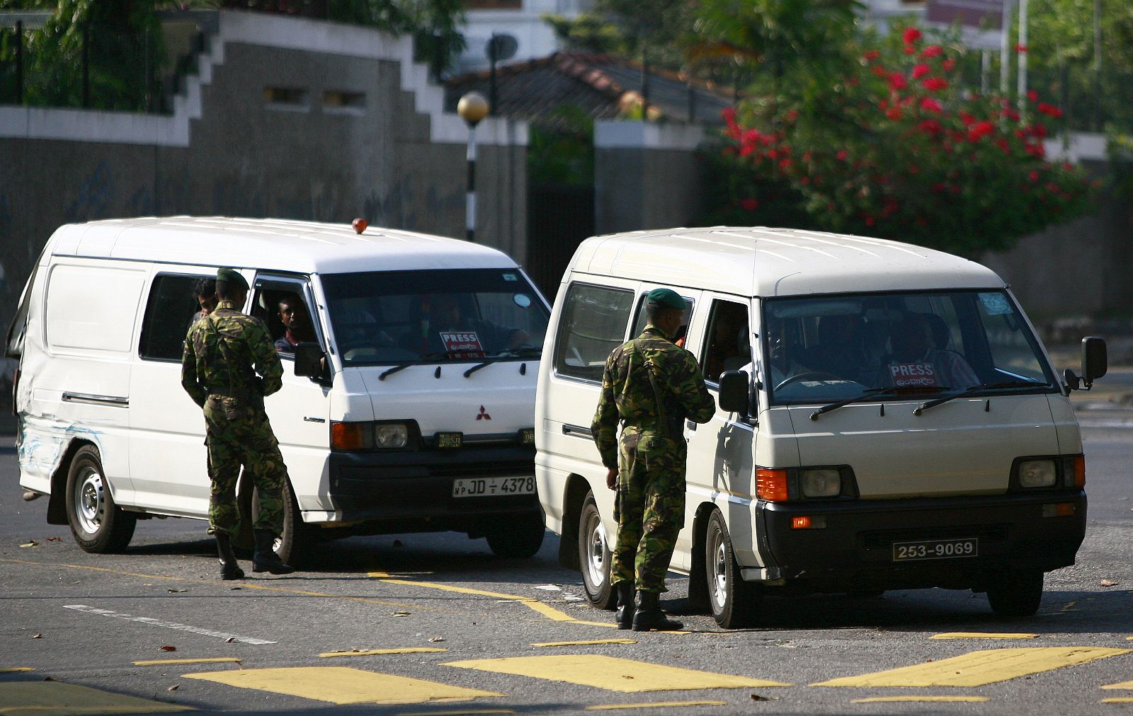 Un comando especial de la policía permanece vigilante a las puertas de la oficina del opositor presidencial, el general Fonseka en Sri Lanka