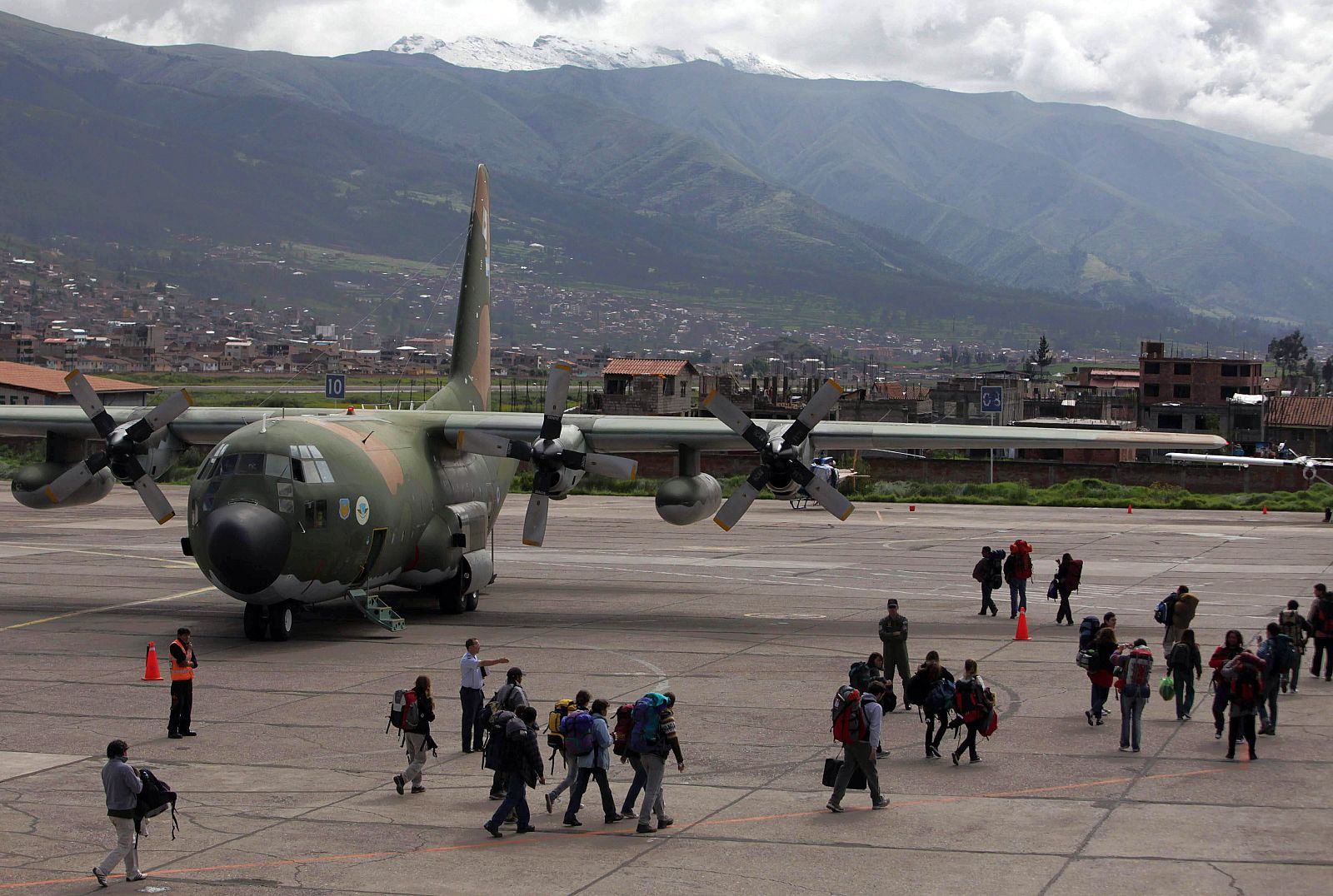 TURISTAS ARGENTINOS EVACUADOS SE EMBARCAN EN AVIÓN MILITAR