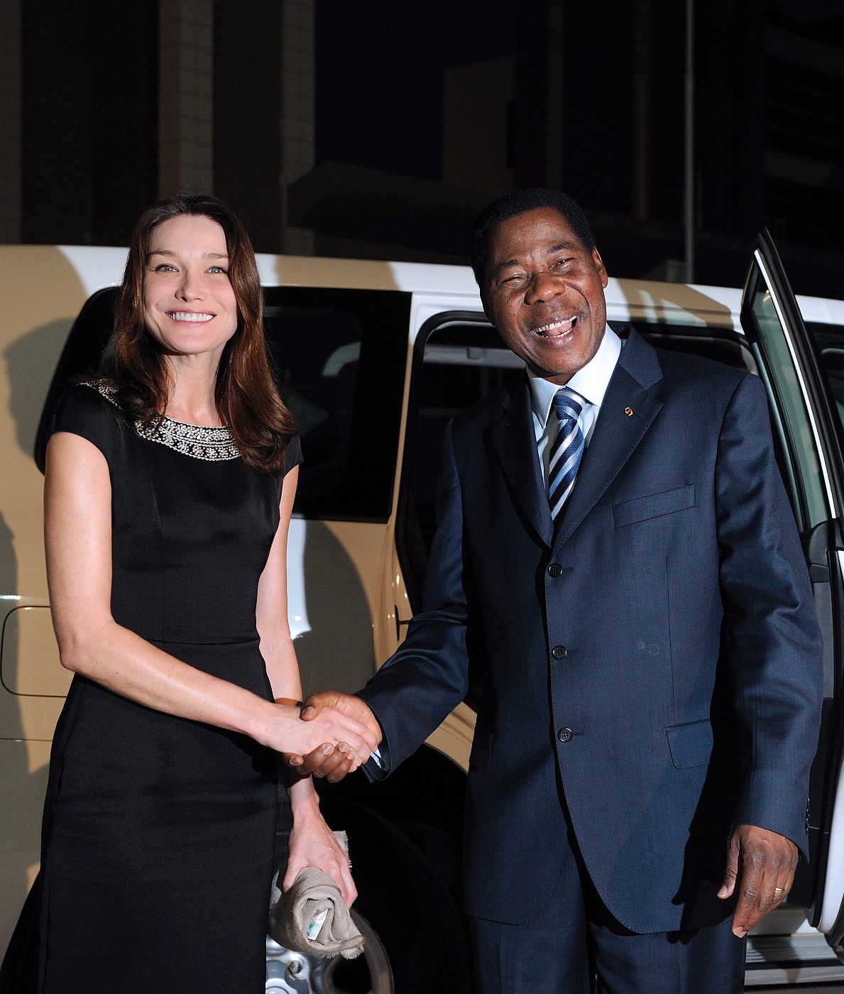 CARLA BRUNI VISITA BENÍN