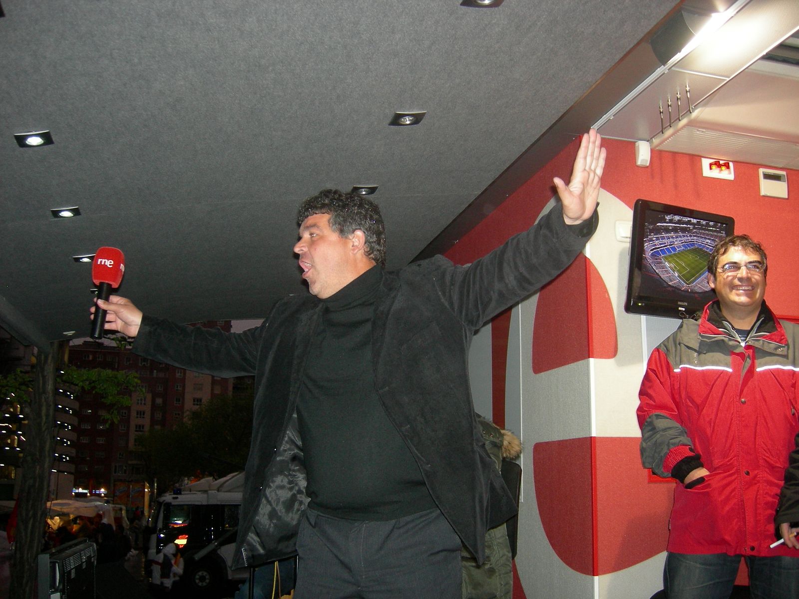 Onésimo Sánchez, en el camión de RNE, para la que colaboraba en Tablero Deportivo