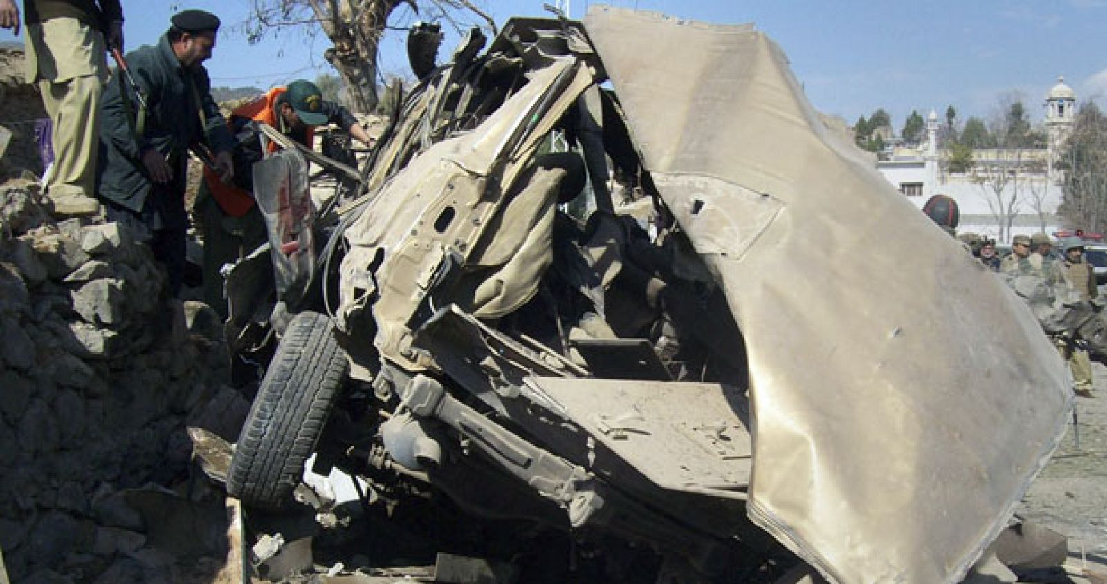 La bomba artesanal ha hecho explosión cuando el grupo se encontraba cerca del colegio femenino Koto Girls School