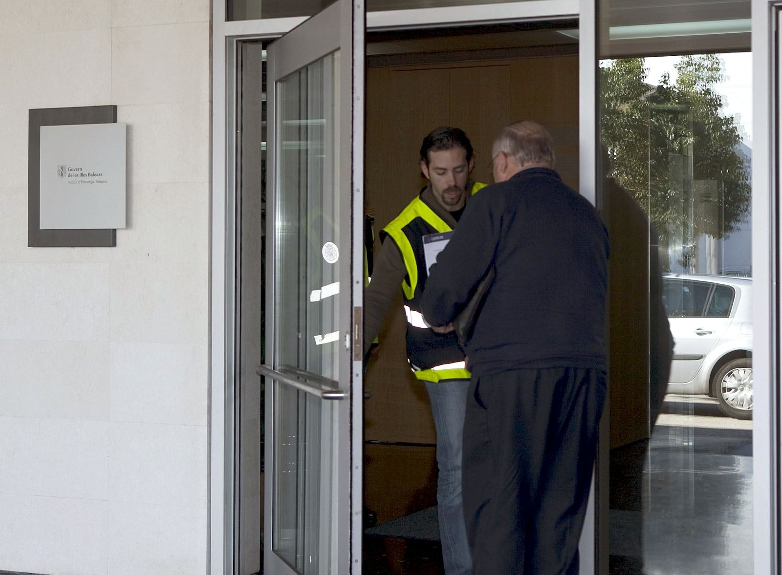 LA POLICÍA REGISTRA LA SEDE DE INESTUR EN UNA OPERACIÓN CONTRA LA CORRUPCIÓN