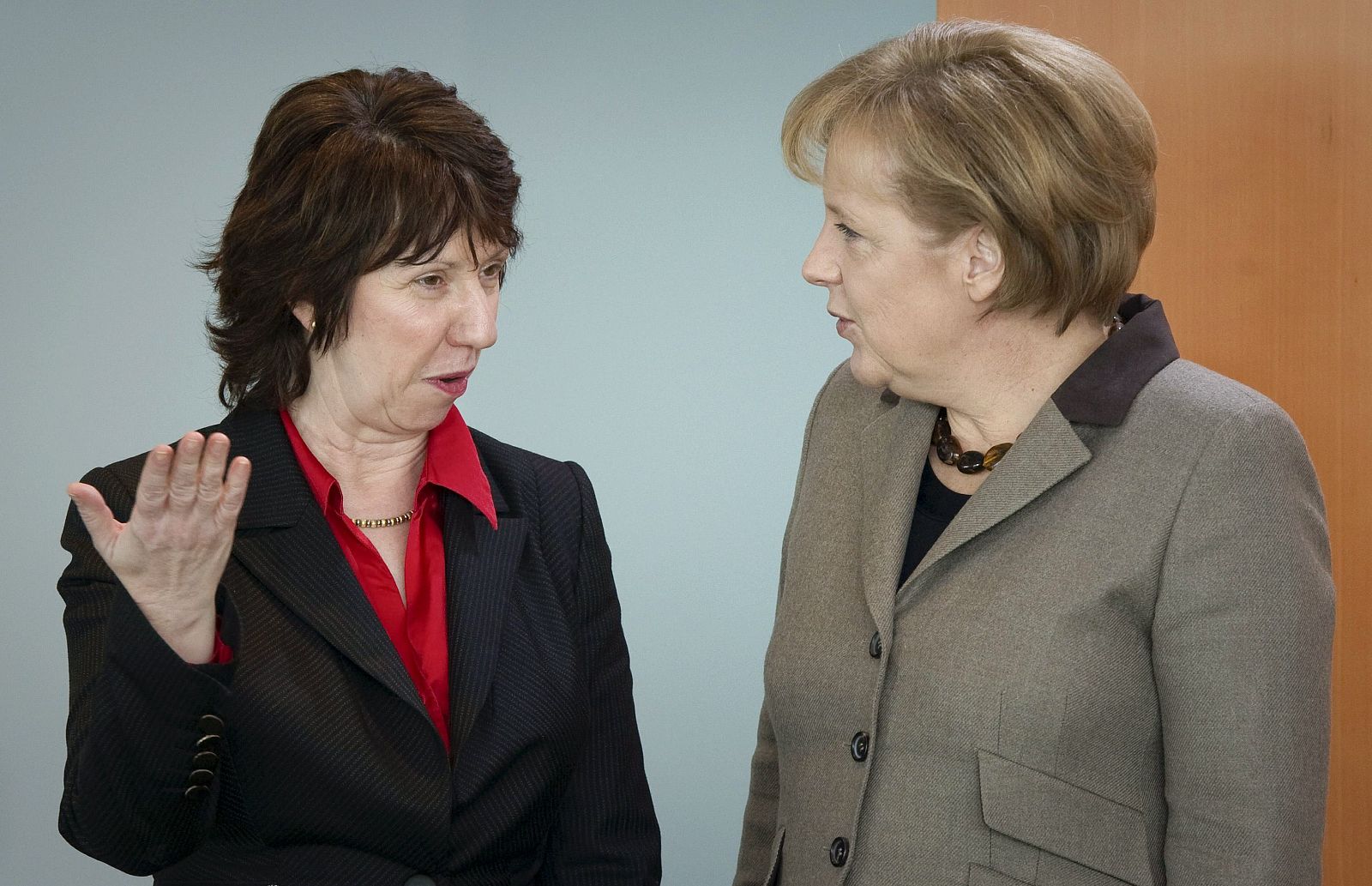 La Alta Representante, Catherine Ashton y la Canciller alemana, Angela Merkel