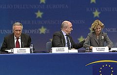 Salgado tilda a Almunia de "poco prudente" por meter a España en el mismo saco que a Grecia