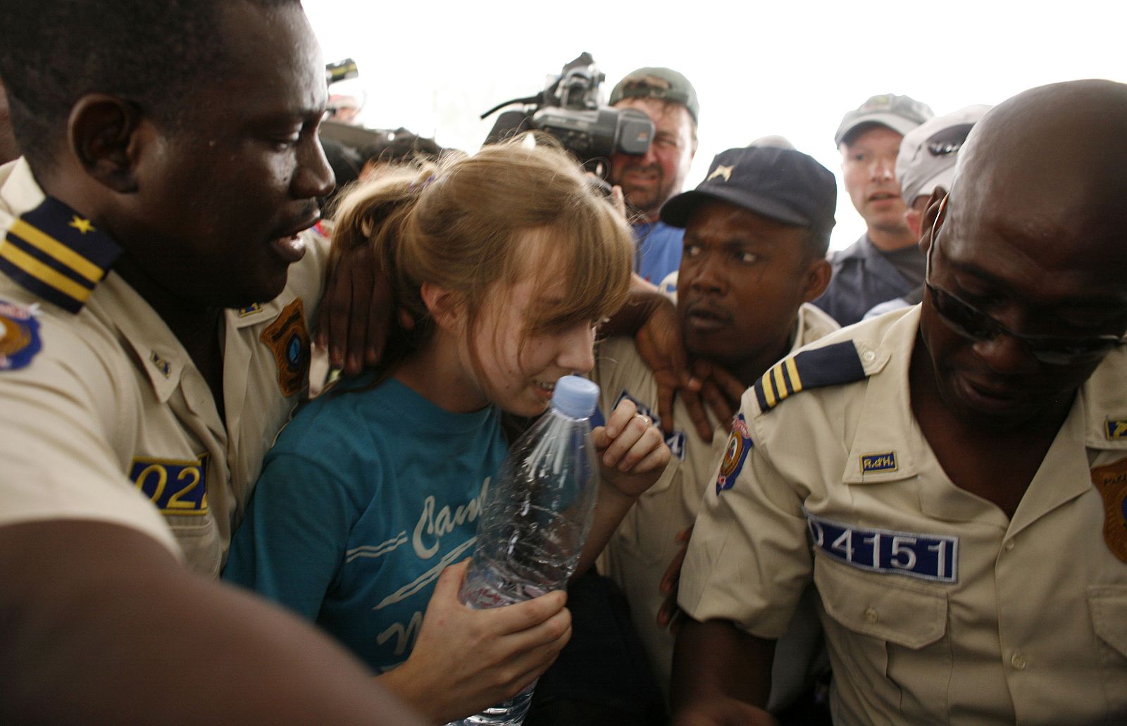 La policía haitiana escolta a uno de los misioneros estadounidenses acusados de secuestro de niños en Haití.