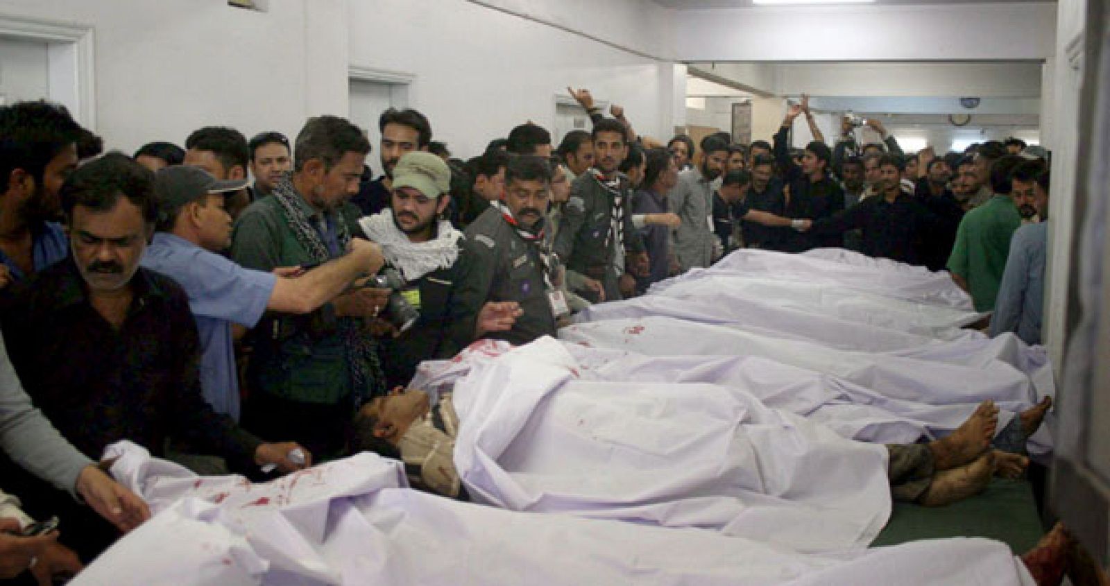 10 MUERTOS EN UN ATENTADO CONTRA UN AUTOBÚS CON PEREGRINOS CHIÍES EN KARACHI