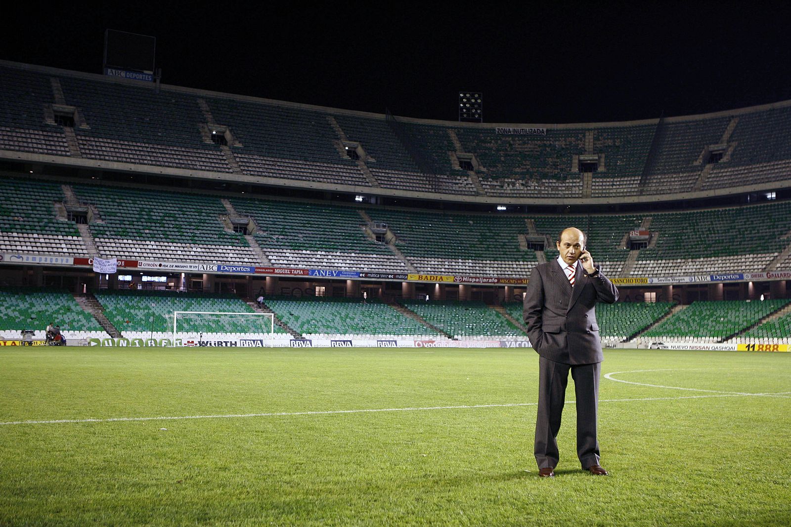 José María del Nido, presidente del Sevilla, en el césped del Sánchez Pizjuán