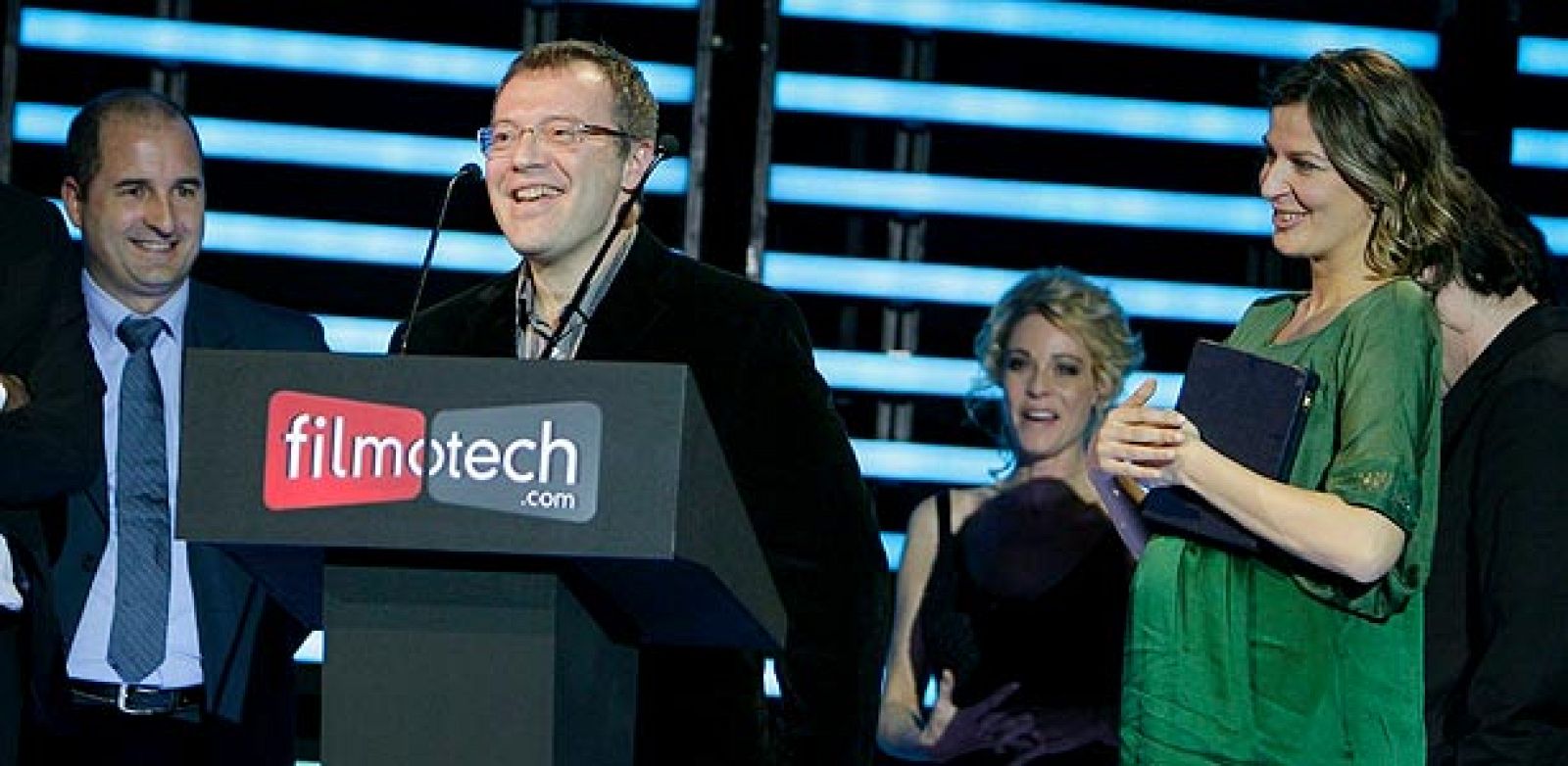 Álvaro Augustin  escucha a Daniel Monzón en los Premios Forqué