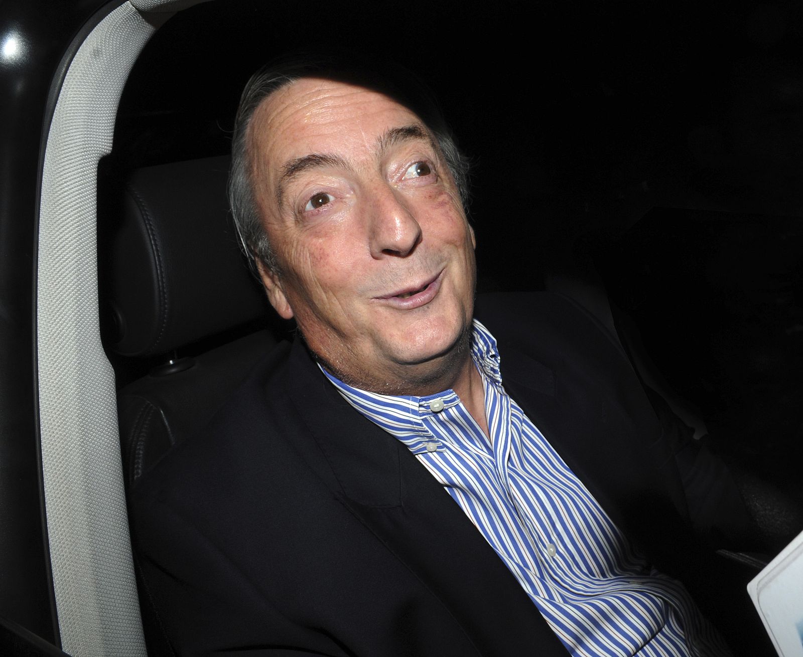 El ex presidente argentino, Néstor Kirchner, abandona el hospital donde se han sometido a un cirugía vascular en Buenos Aires