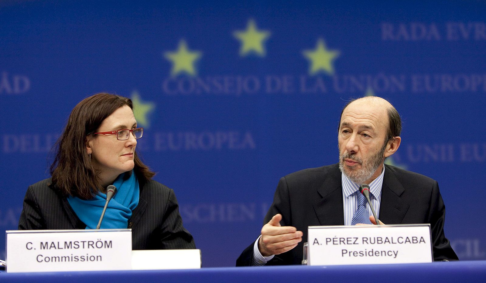 Pérez Rubalcaba junto a la comisaria de Interior, Cecilia Malmström, durante el Consejo de Interior