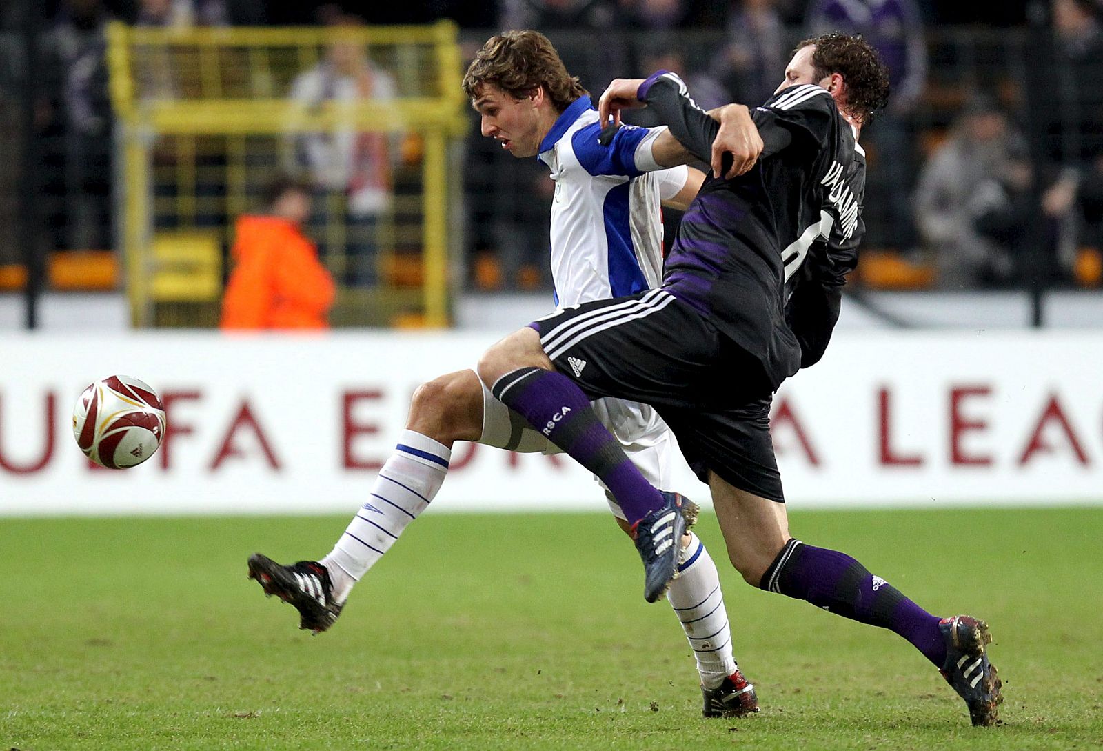 Fernando Llorente pugna por el balón con el jugador del Anderlecht Jelle Van Damme.
