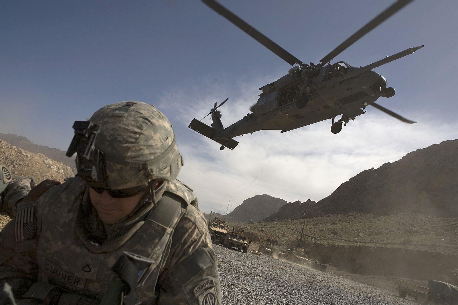 A US soldier waits for a helicopter to land in the Arghandab valley in Kandahar province