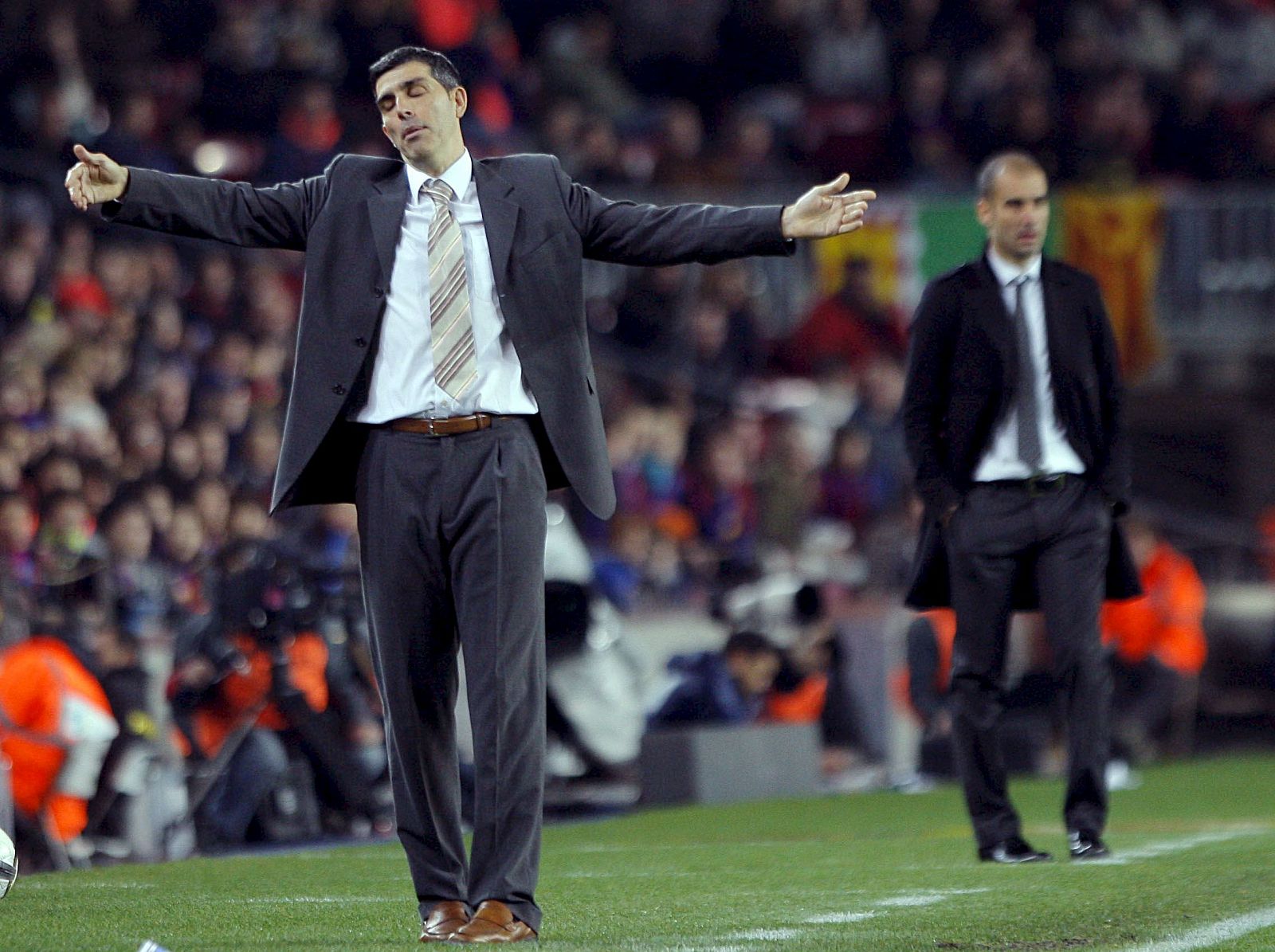 El entrenador del Málaga, Juan López Muñiz, protesta ante Pep Guardiola.