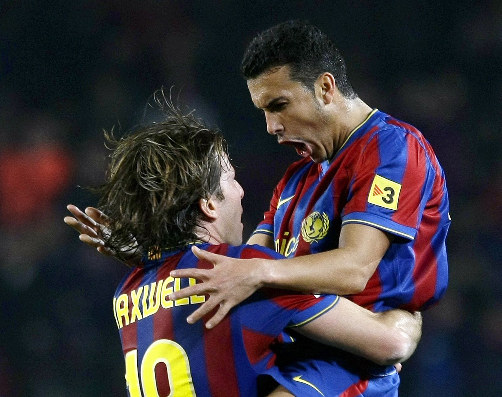 Pedro celebra su gol ante el Málaga con su compañero Maxwell.