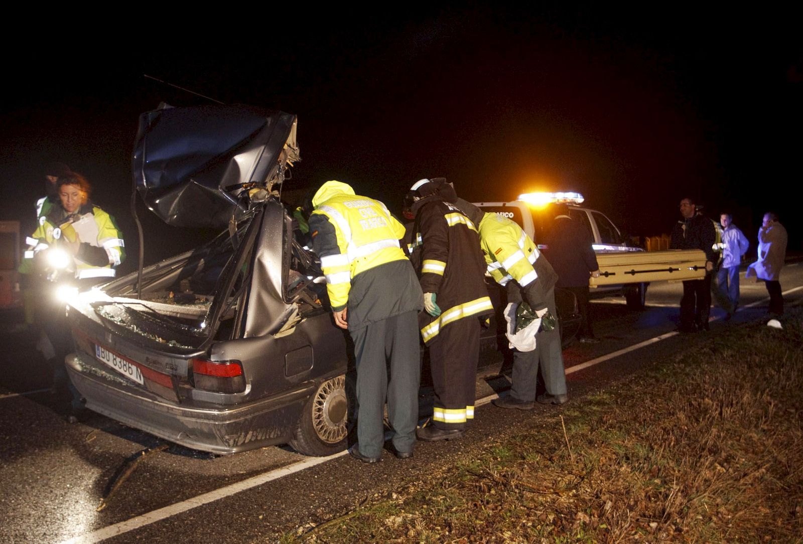 DOS PERSONAS MUEREN AL CHOCAR SU COCHE CONTRA ÁRBOL DERRIBADO POR EL VIENTO