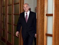 El primer ministro griego sale de gira para recuperar la credibilidad financiera