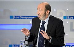 Rubalcaba pide colaboración a Venezuela, pero lo ve "incompatible" con "darle dos bofetadas"