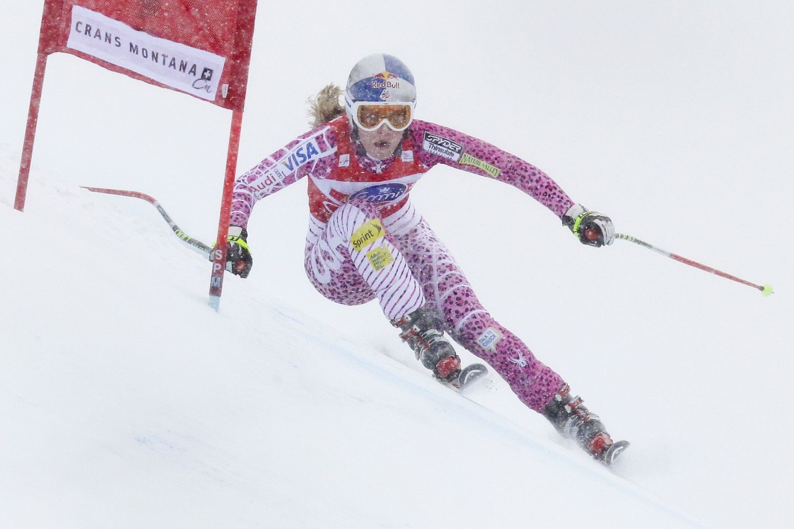 Lindsey Vonn esquiva una puerta en el descenso de Crans-Montana, en el que se ha impuesto por una centésima de diferencia.