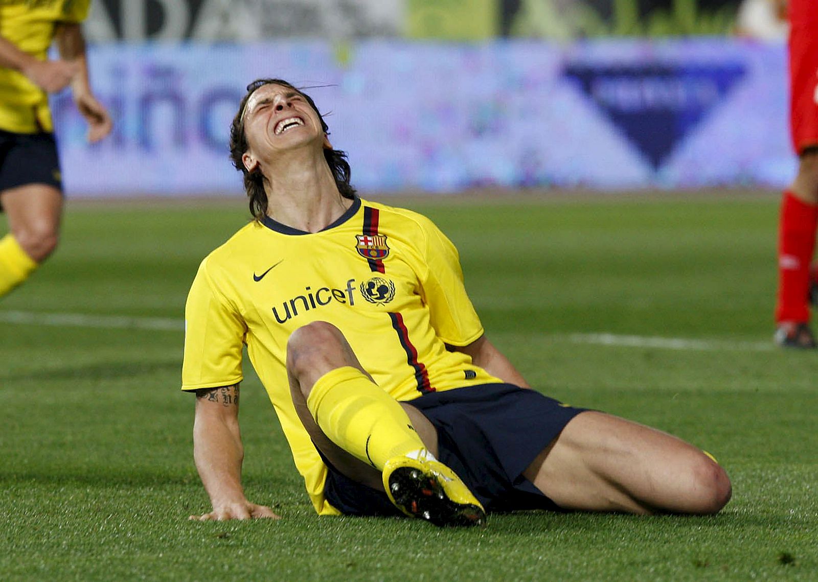 Ibrahimovic se duele en el césped por una entrada durante el partido ante el Almería, en el que fue expulsado por una agresión.