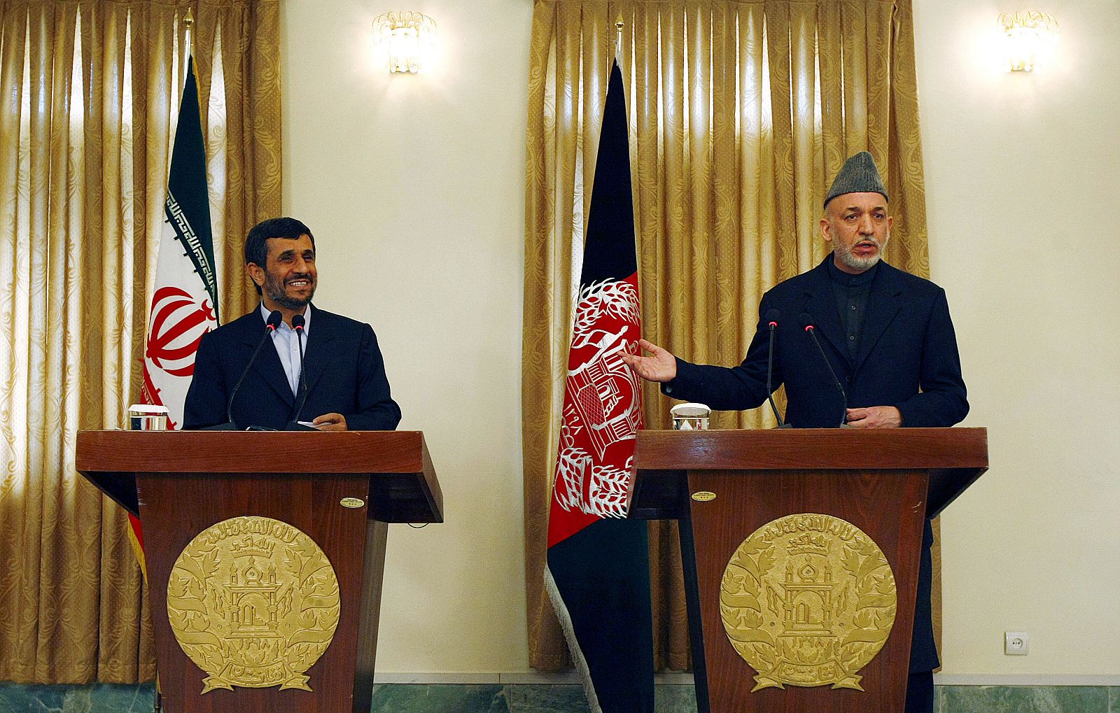 Karzai y Ahmadinejad durante la rueda de presa tras su reunión