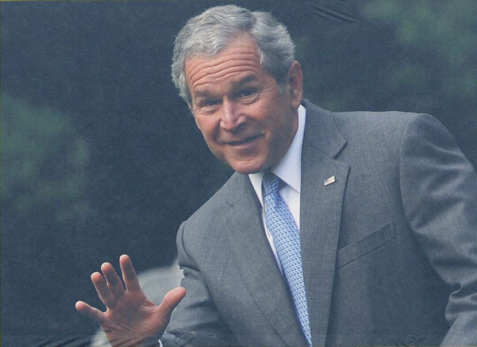 UN GRAN CARTEL CON LA IMAGEN DEL EX PRESIDENTE ESTADOUNIDENSE, GEORGE W. BUSH
