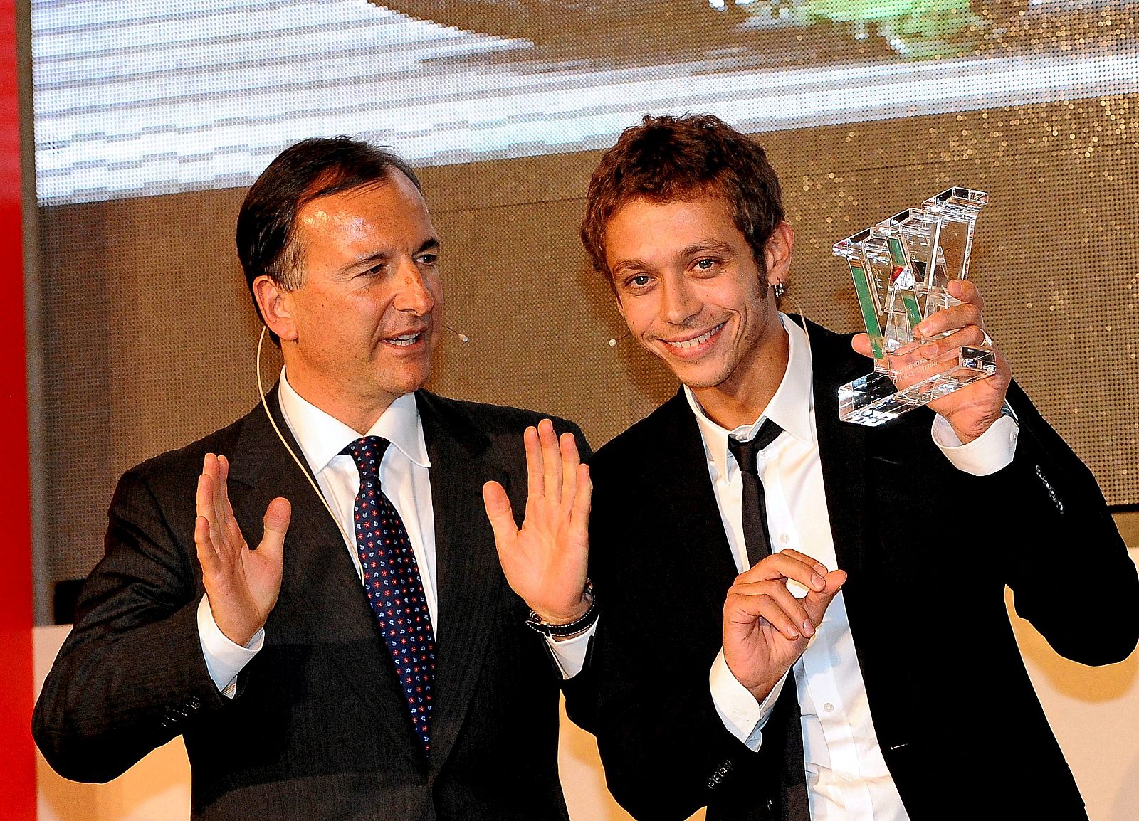 Valentino Rossi recibe de manos del ministro italiano de Exteriores, Franco Frattini, el "Winning Italy Award"