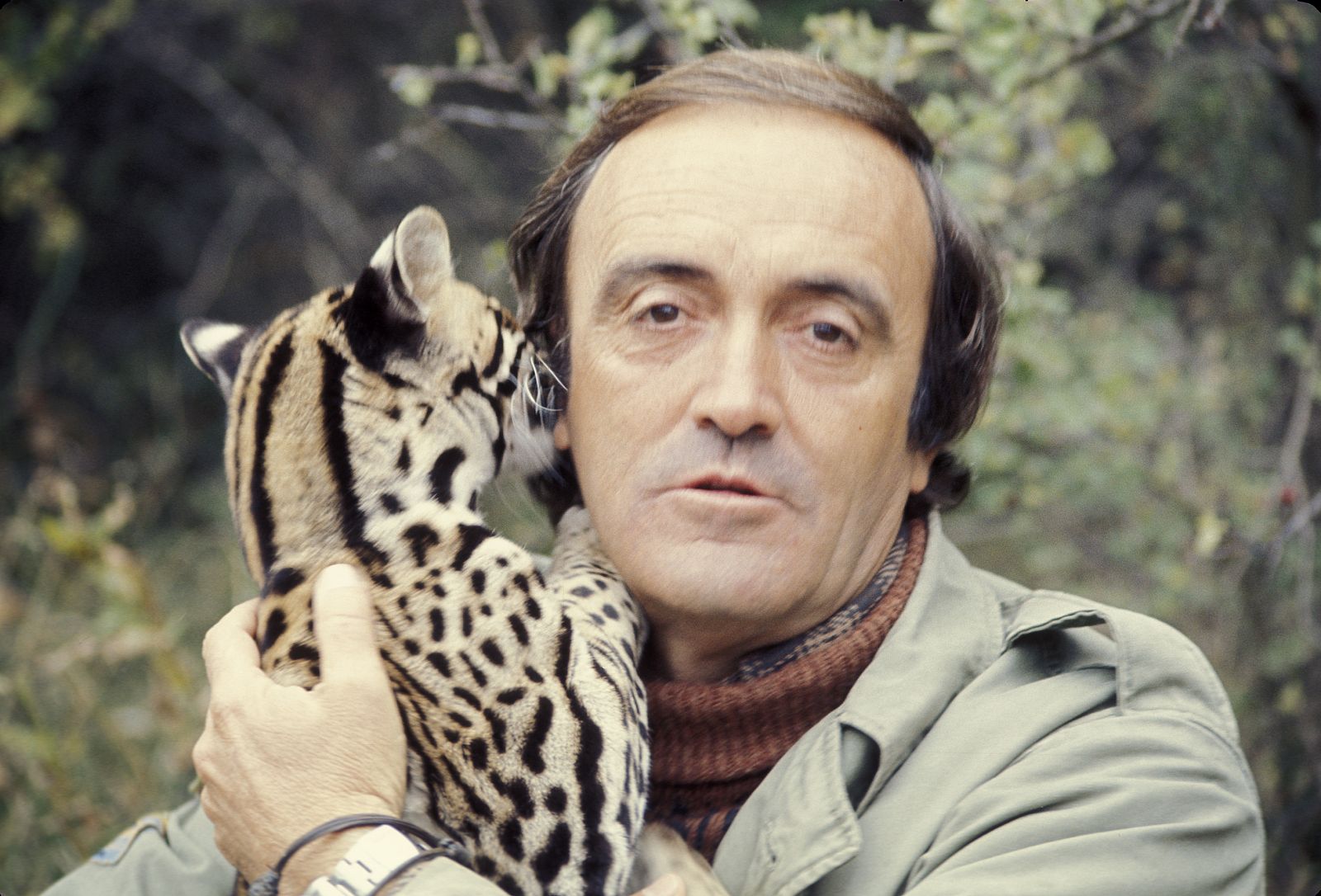 Félix Rodríguez de la Fuente con un cachorro de tigre