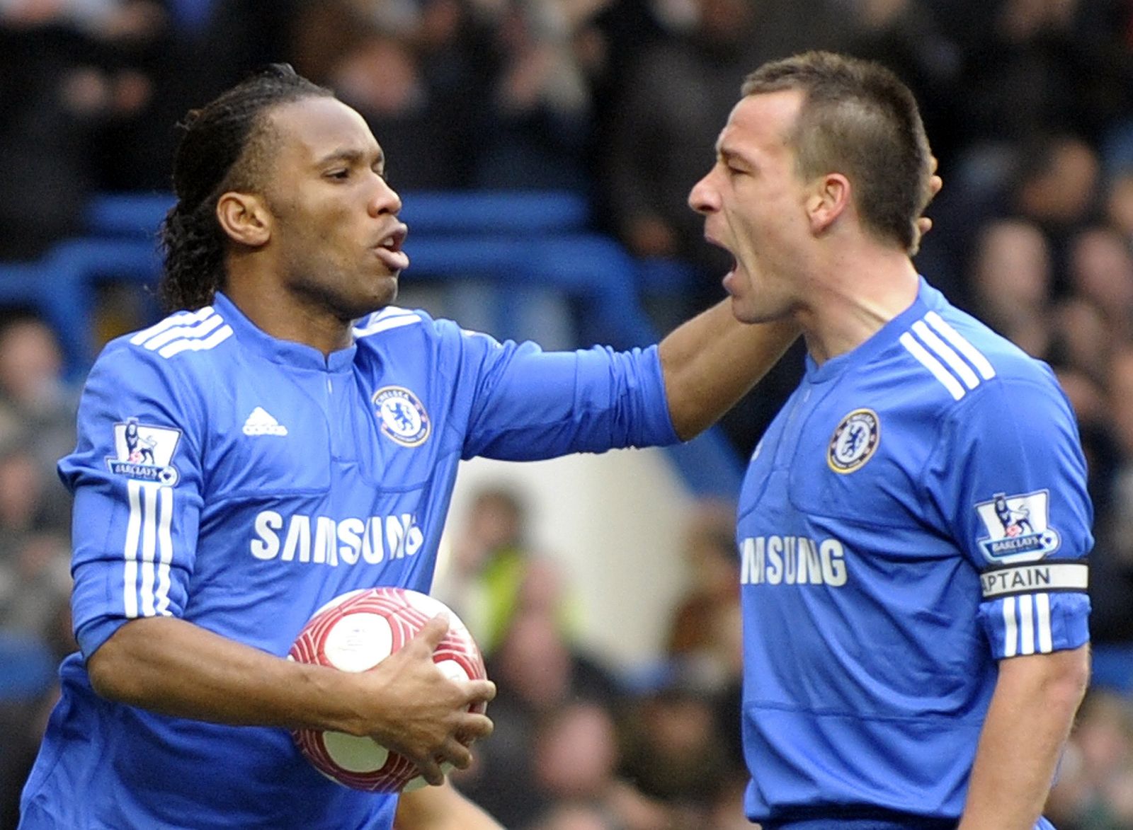 Terry y Drogba celebran uno de los goles de su equipo.