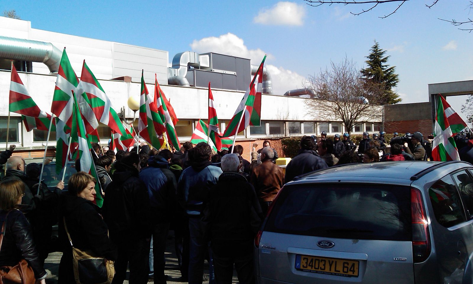 Los manifestantes se han presentado a las puertas del centro para protestar por la muerte de Jon Anza.
